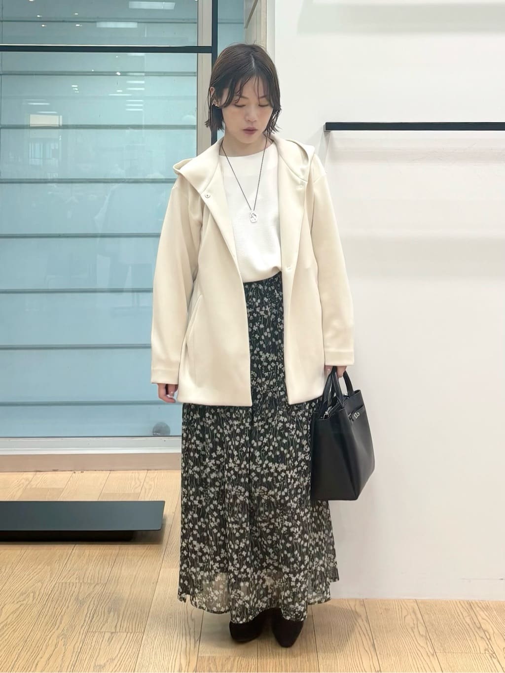 asamiさんの「INDIVI｜【秋映え柄/セットアップ可能】フラワーシフォンスカート」を使ったコーディネート