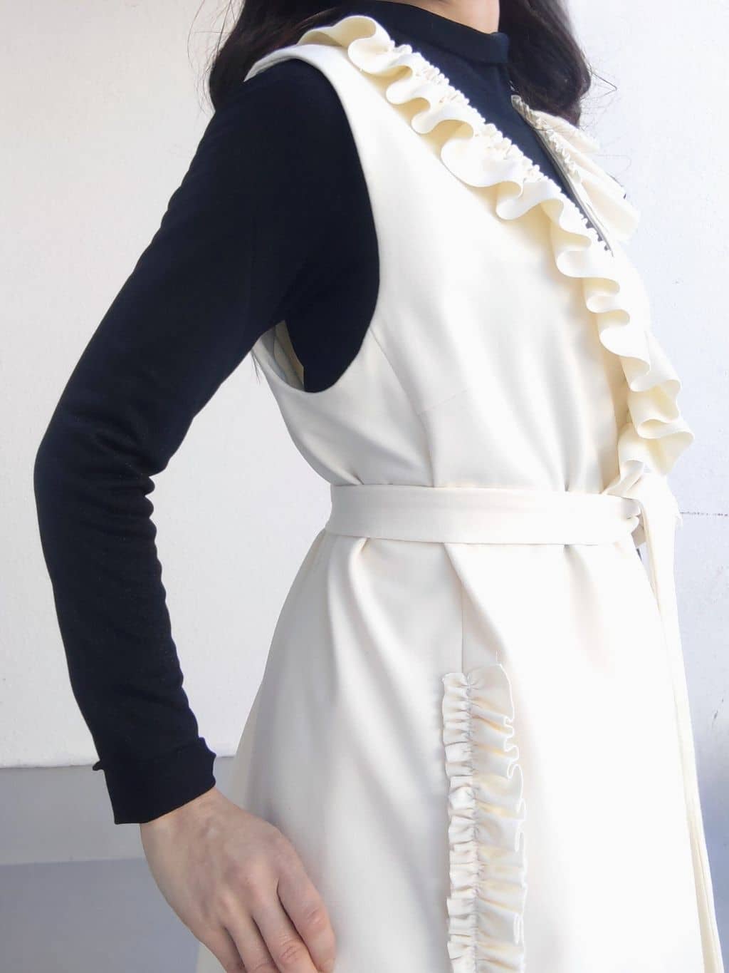 keinaさんの「SunaUna｜【COLLECTION LINE】フリルスリーブレスジレ」を使ったコーディネート