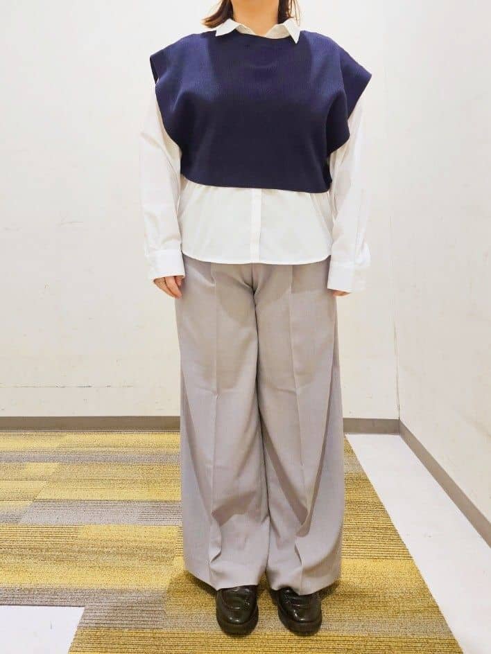 okayuさんの「THE SHOP TK｜【2点セット】レイヤードスタイルでこなれ見え ニットベスト＆シャツ」を使ったコーディネート