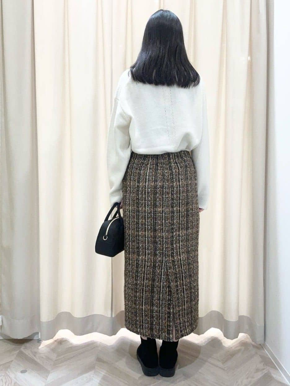 hinaさんの「SHOO･LA･RUE｜【S-LL】ミックスカラーで高見え ラメツイード ナロースカート」を使ったコーディネート