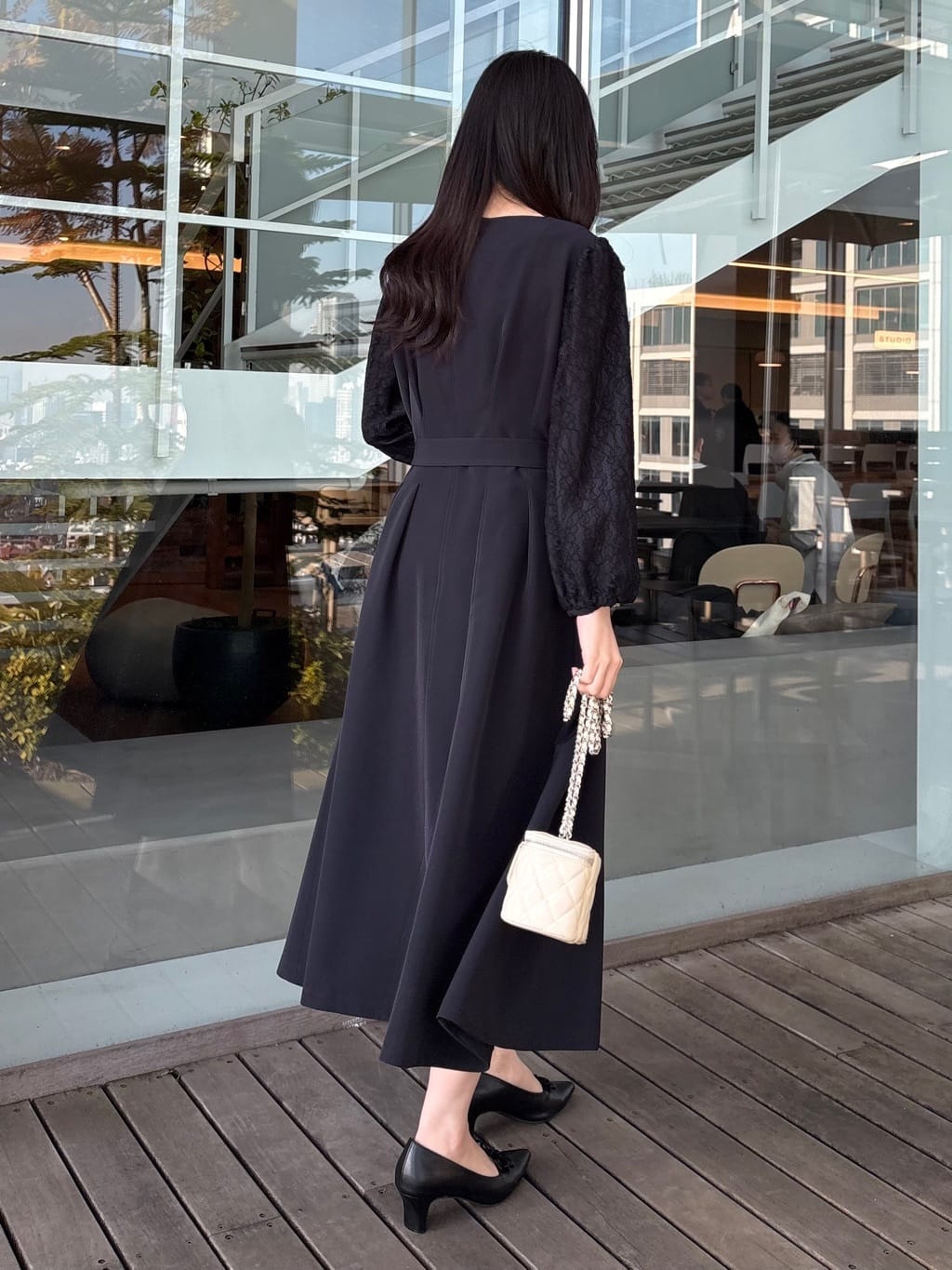 AOIさんの「Couture brooch｜【ハレの日・通勤】レース袖タックフレアワンピース」を使ったコーディネート