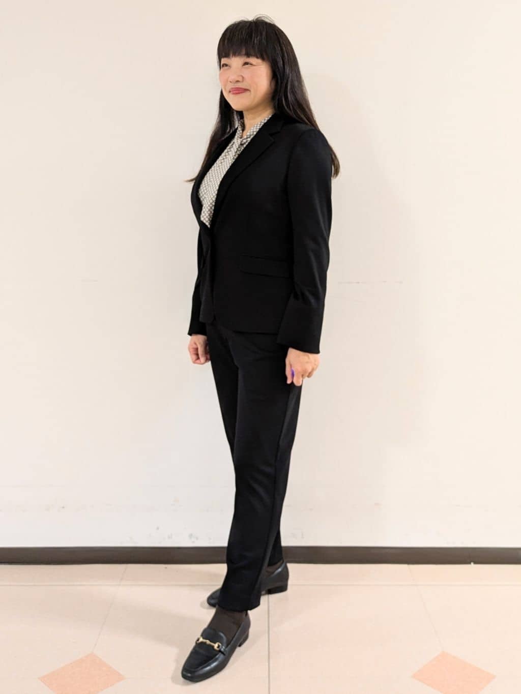 ともさんの「UNTITLED｜【洗えるスーツ／ストレッチ】ウール混ジャージ テーパードパンツ」を使ったコーディネート