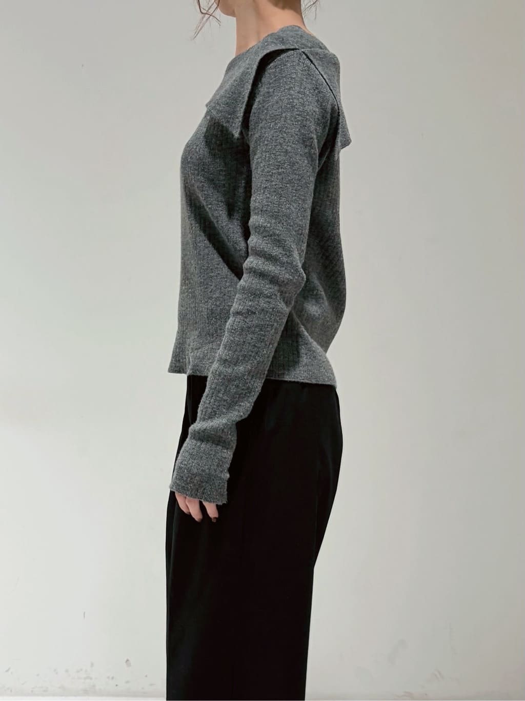 shioriさんの「INDIVI｜【再入荷】アシメオフショルニット」を使ったコーディネート