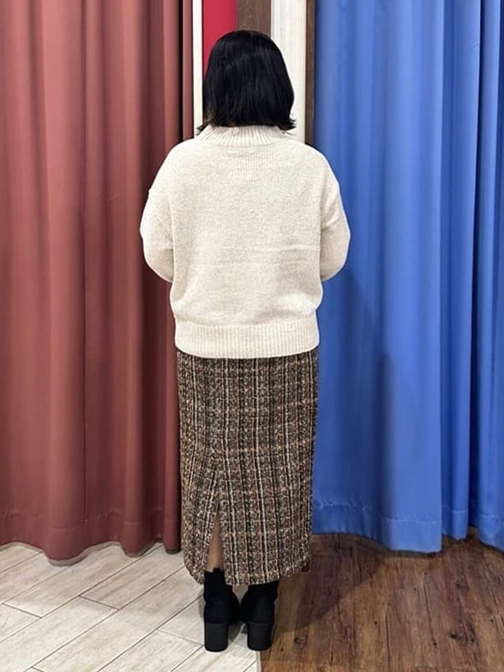 Meeさんの「SHOO･LA･RUE｜【S-LL】ミックスカラーで高見え ラメツイード ナロースカート」を使ったコーディネート