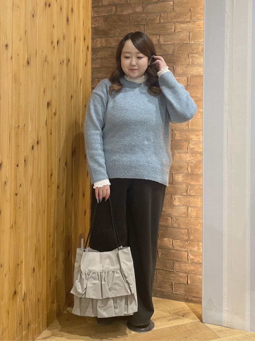 Risaさんの「SHOO･LA･RUE｜【撥水】つまみハンドルフリルトートバッグ」を使ったコーディネート