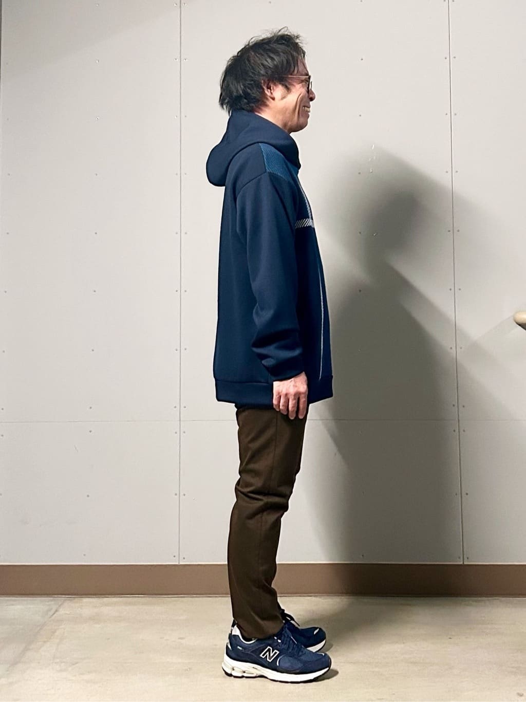 KENJI Iさんの「THE SHOP TK｜【大人の休日スタイルにはこれ！】フロントチェック柄ニットパーカ　洗濯機OK」を使ったコーディネート