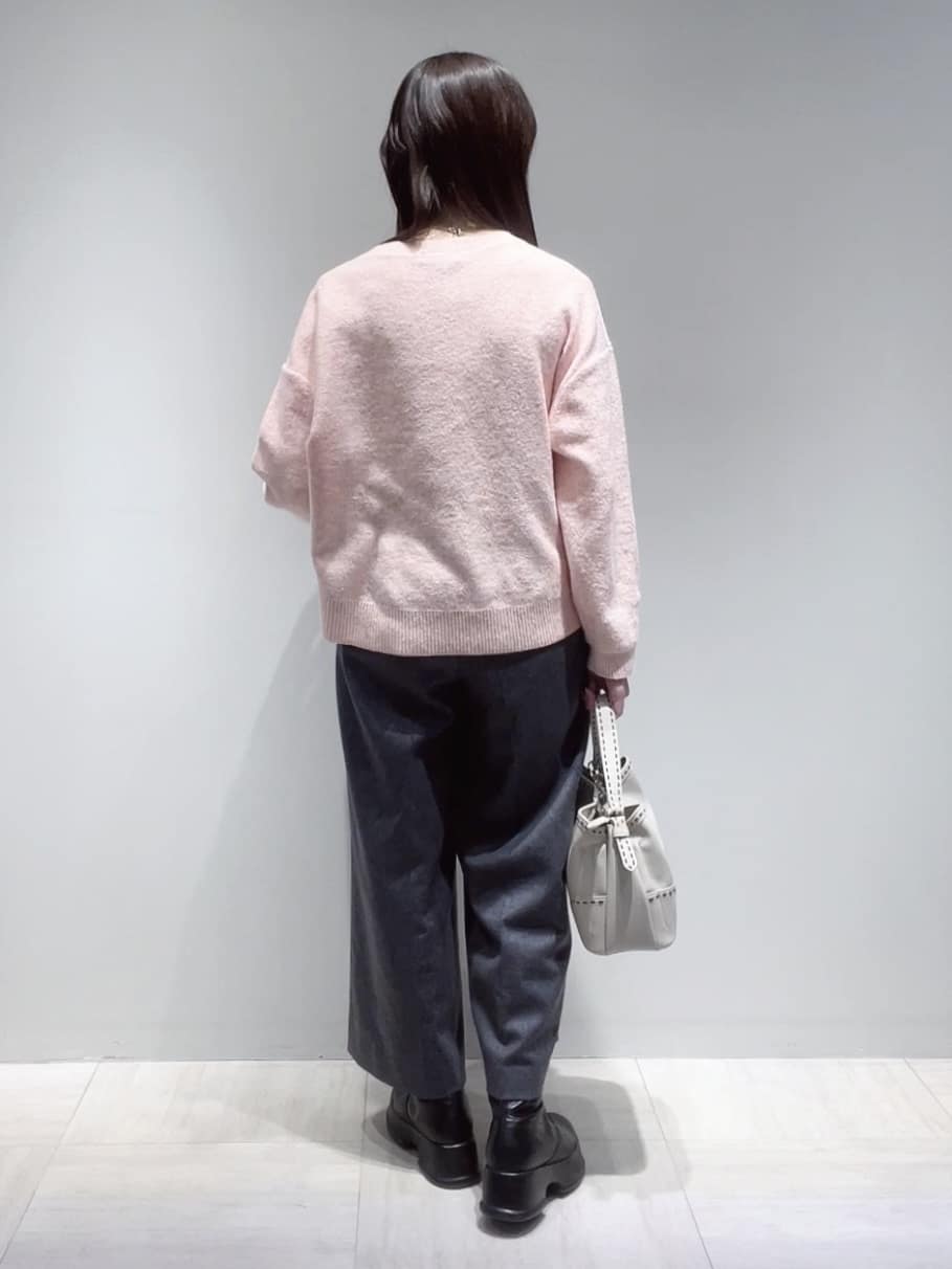 yukaさんの「Reflect｜【選べる5色／ゆったりシルエット】Vネックスパンコールニット」を使ったコーディネート