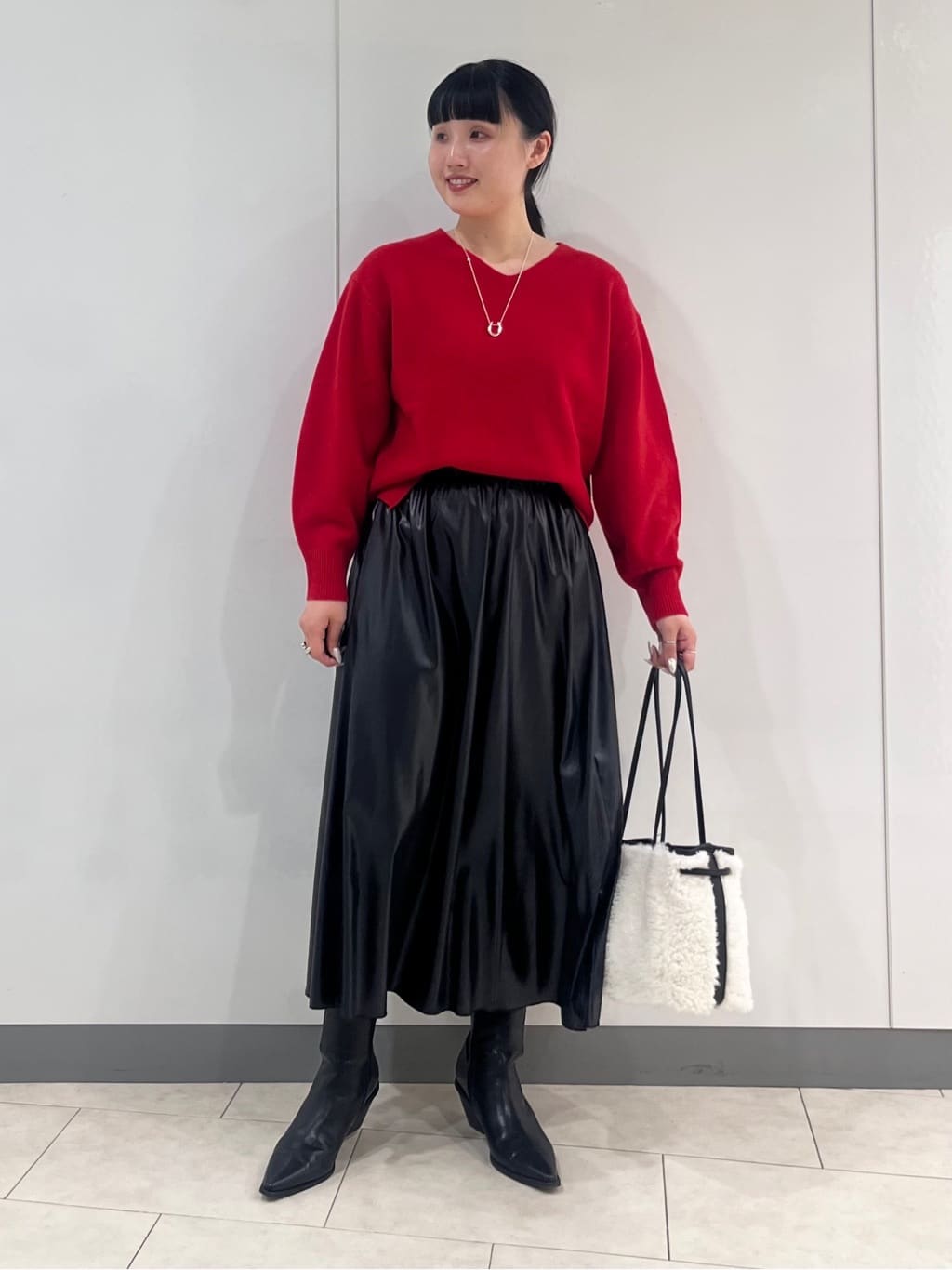 hasuさんの「INDIVI｜【洗える／カシミヤ混】ミドルゲージVネックニット」を使ったコーディネート