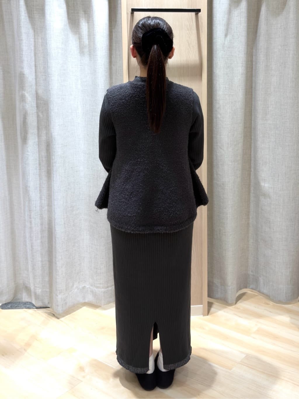 komuさんの「grove｜【2点SET/体型カバー】一枚で決まる、ペプラムベスト&times;ニットワンピース」を使ったコーディネート