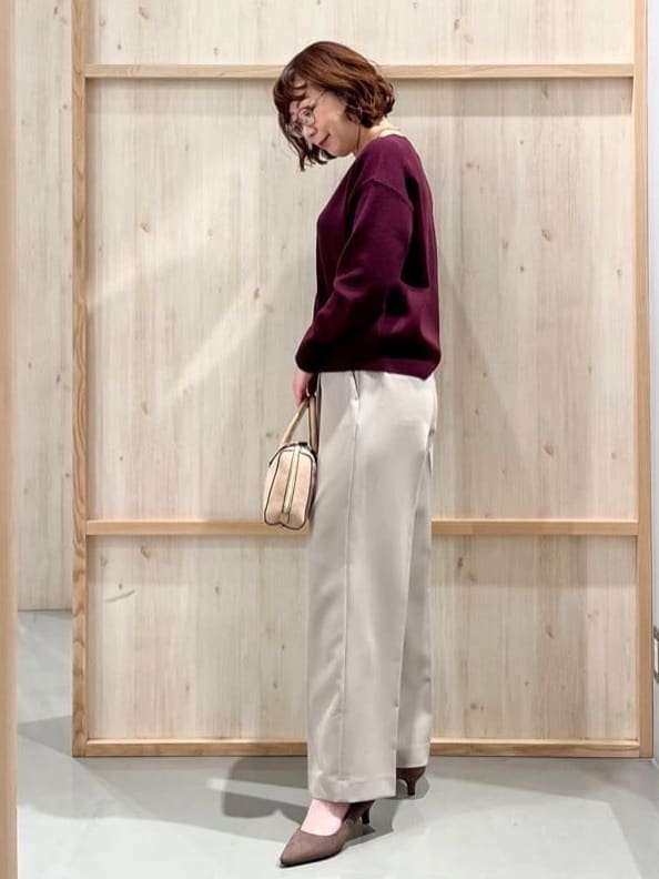 nakoさんの「THE SHOP TK｜【すっきりシルエットが叶う】大人のためのVネックニット/毛玉になりにくい/静電気防止/洗濯機OK」を使ったコーディネート