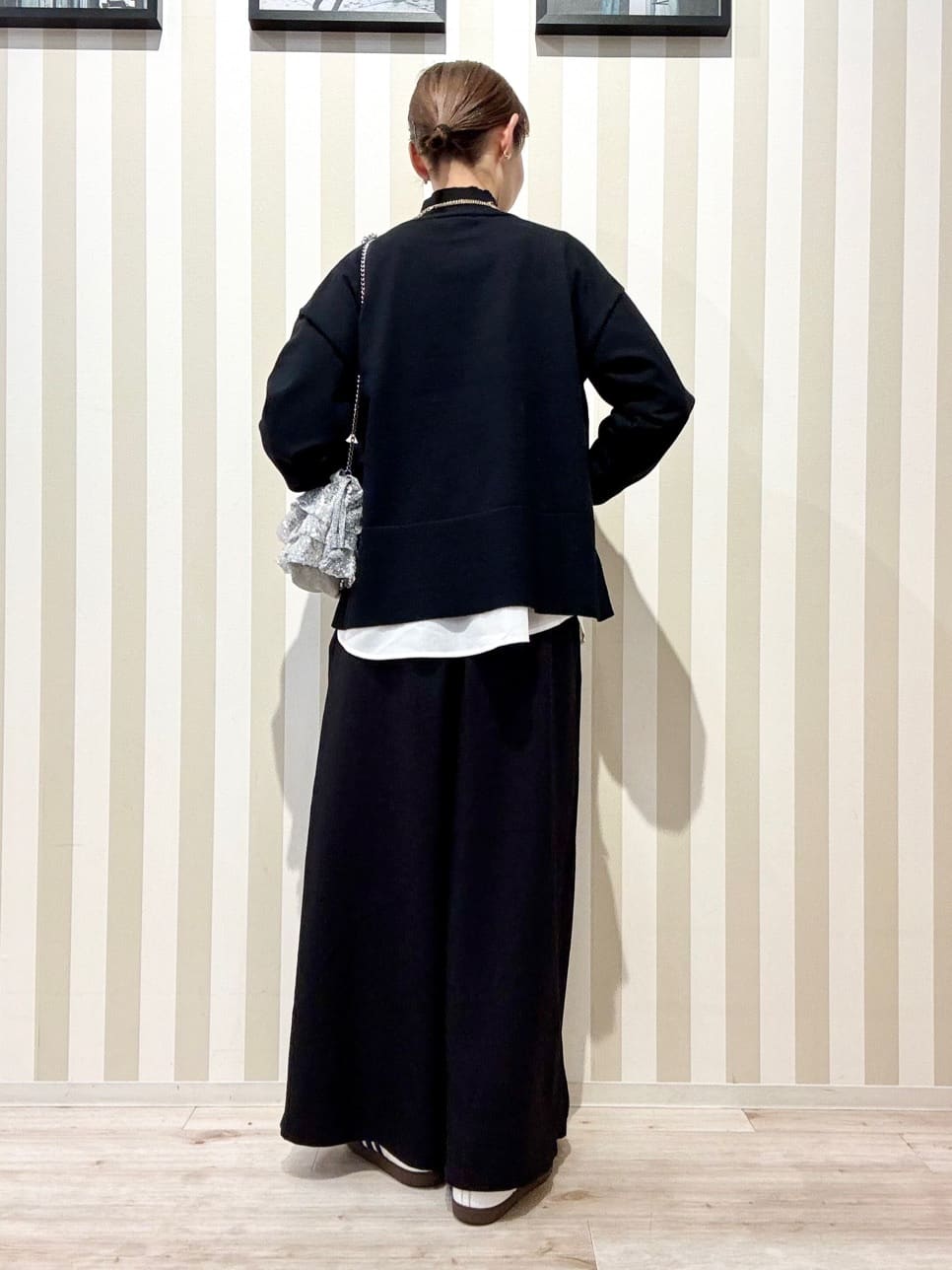 まつこさんの「SHOO･LA･RUE｜【2点セット/洗濯機可/S-LL】着回しがきく もちもちハイネックニット+裾シャツインナー」を使ったコーディネート