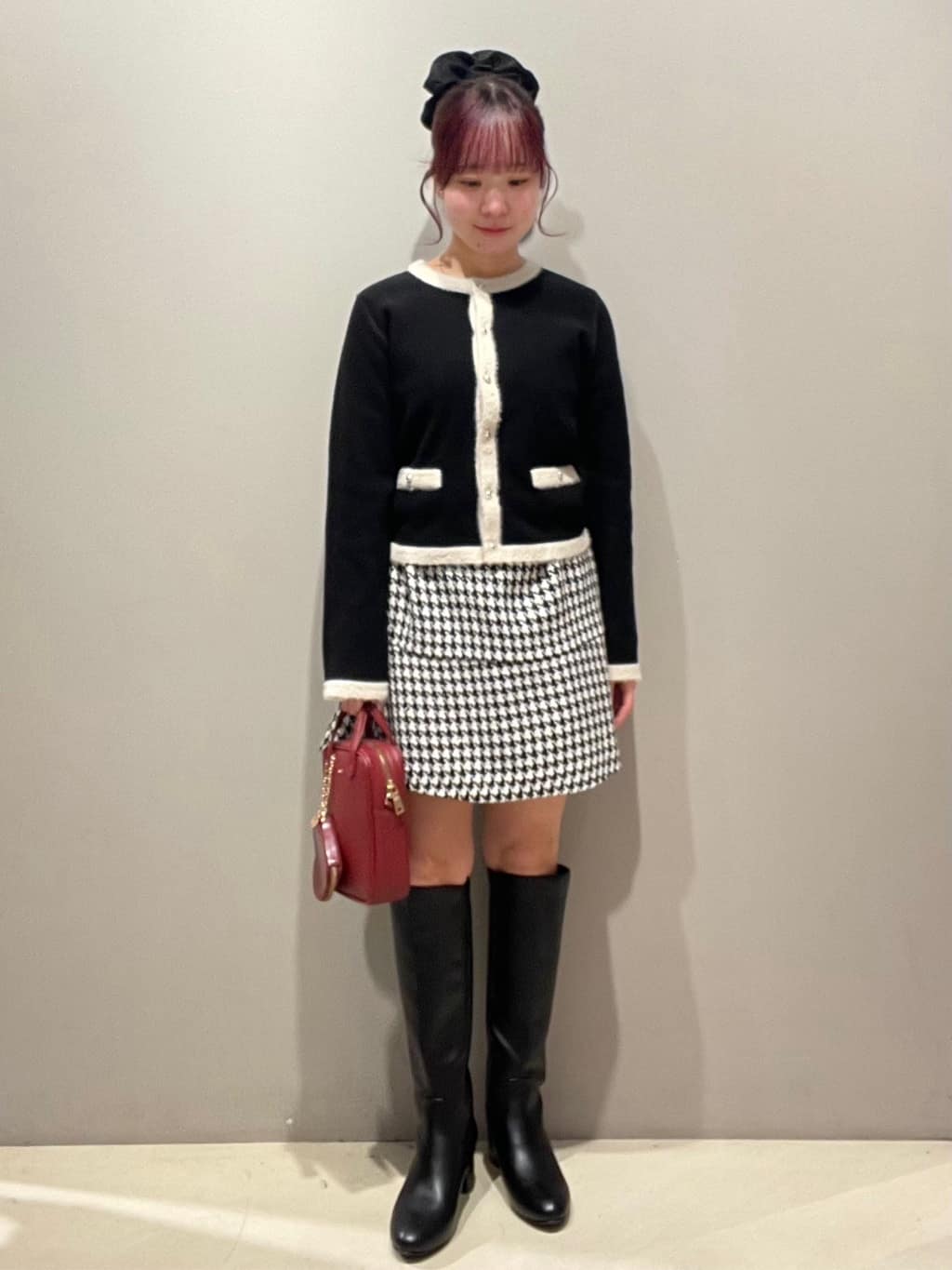 mikiさんの「OPAQUE.CLIP｜フェザーバイカラークルーネックカーディガン【洗濯機OK】」を使ったコーディネート