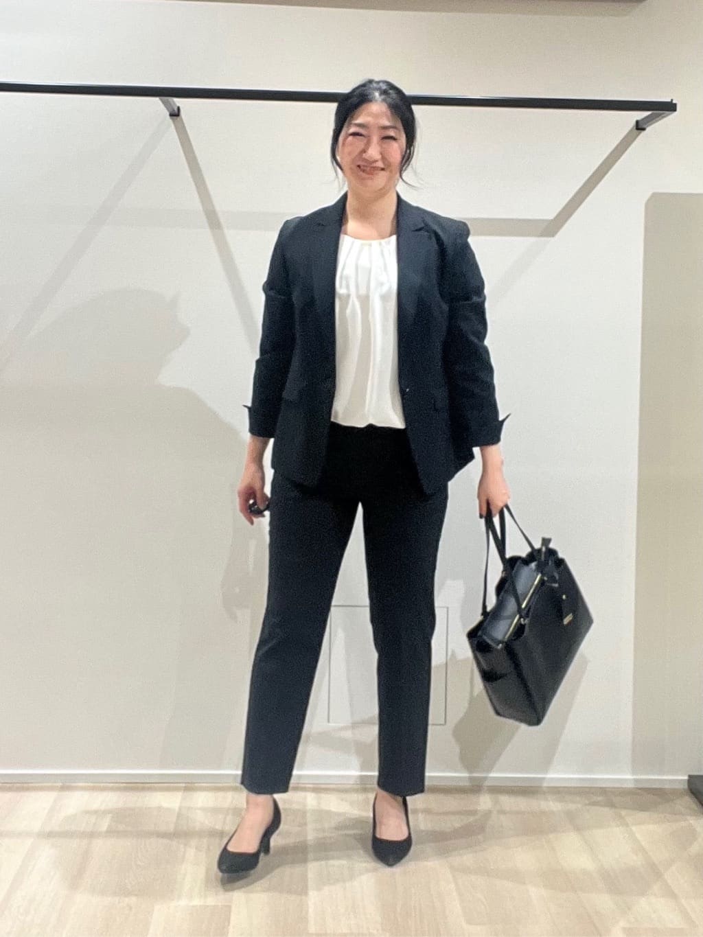 TOMOMIさんの「UNTITLED｜【洗える通勤スーツ】レジェールギャバ ストレッチテーパードパンツ」を使ったコーディネート