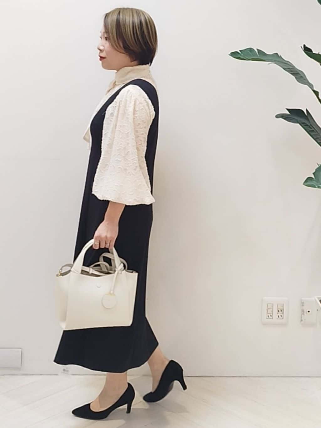 s u g iさんの「UNTITLED｜【Aライン/ワンピース】Vネックジャンパースカート」を使ったコーディネート