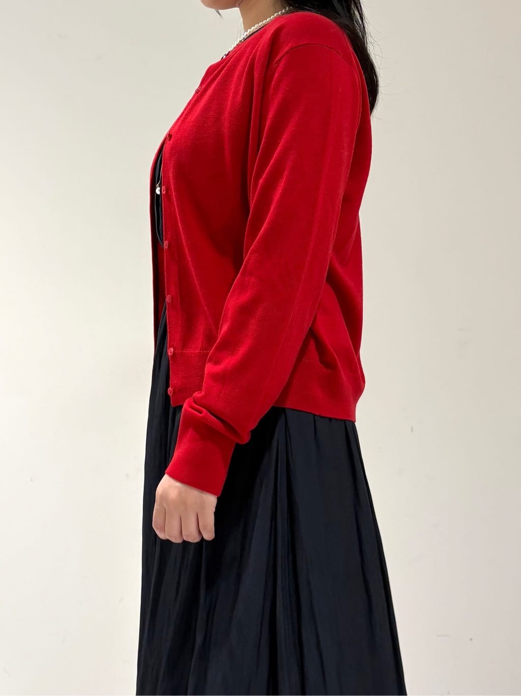 momokoさんの「INDIVI｜【洗える】ハイゲージニットカーディガン」を使ったコーディネート
