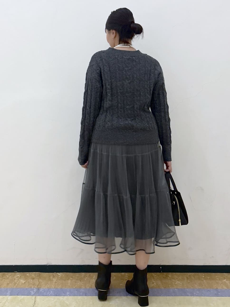 akariさんの「index｜ラメ混ファンシーケーブルVネックニット【洗濯機OK】」を使ったコーディネート