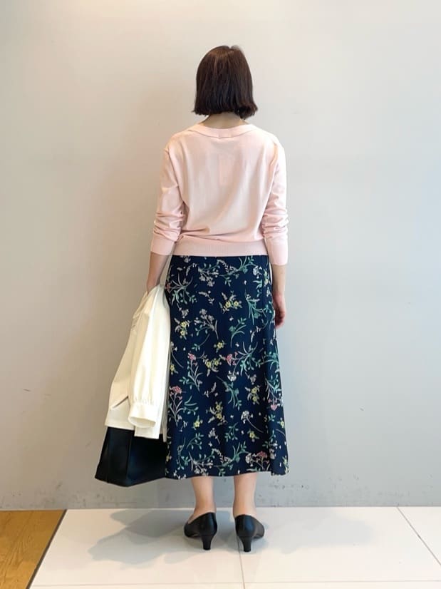 murayamaさんの「INDIVI｜【SETUP可能】モダンフラワー柄フレアスカート」を使ったコーディネート