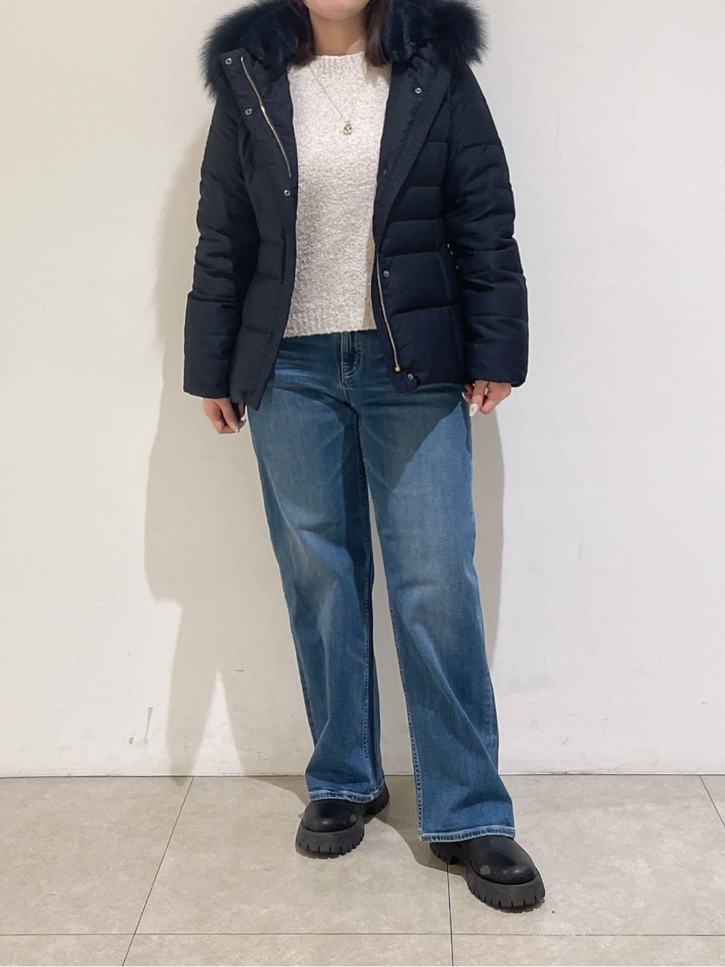 emikaさんの「INDIVI｜【名品／撥水／抗菌防臭】ショート丈リサイクルダウンコート」を使ったコーディネート