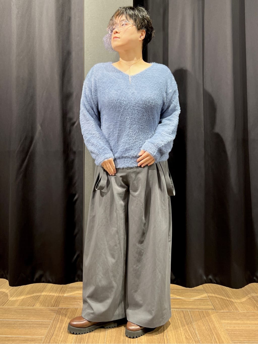 OKMKさんの「THE SHOP TK｜【華やかで柔らか】ふわふわフェザーニット/洗える・前後2WAY」を使ったコーディネート