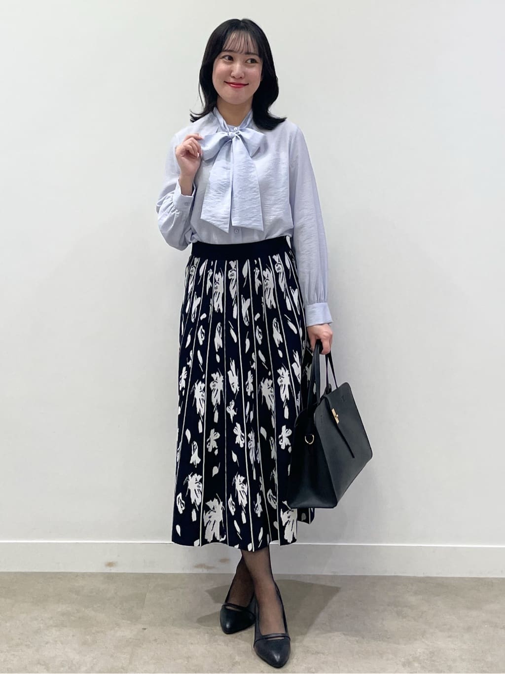 yukariさんの「Reflect｜【通勤／ボウタイ取り外し可】ボウタイ付きバンドカラーブラウス」を使ったコーディネート