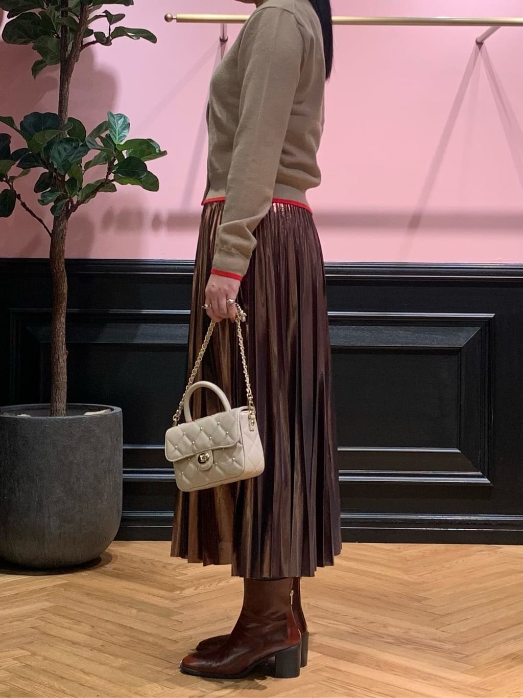 SAKAIさんの「DRESSTERIOR｜◆【洗える/ストレッチ性/オンオフ】箔プリントプリーツスカート」を使ったコーディネート