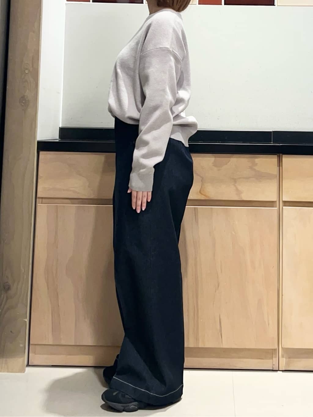 かのさんの「THE SHOP TK｜【すっきりシルエットが叶う】大人のためのVネックニット/毛玉になりにくい/静電気防止/洗濯機OK」を使ったコーディネート