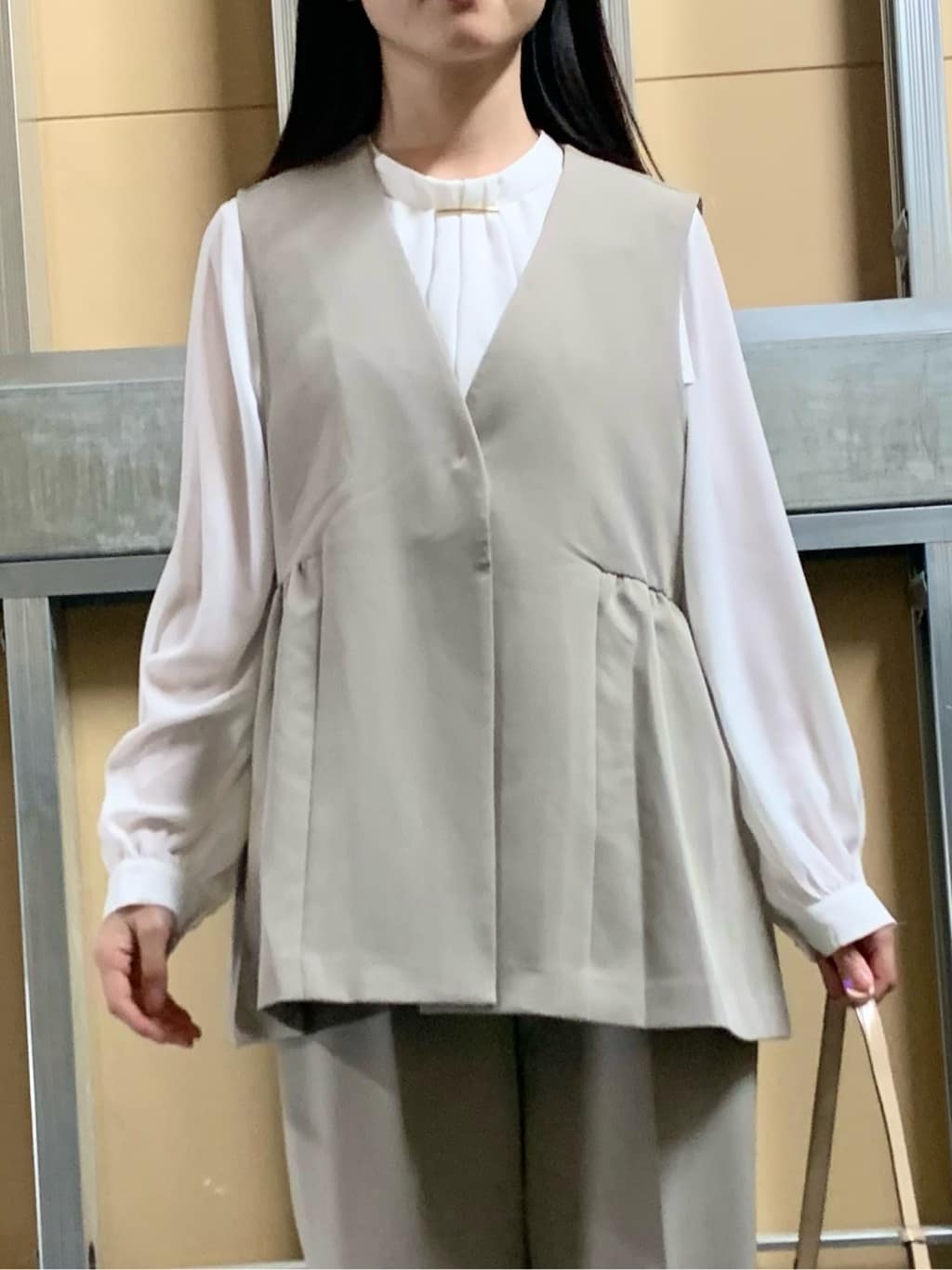 sahoさんの「THE SHOP TK｜【通勤・きちんと見えに】ダブルクロス ペプラムジレ/セットアップ可」を使ったコーディネート