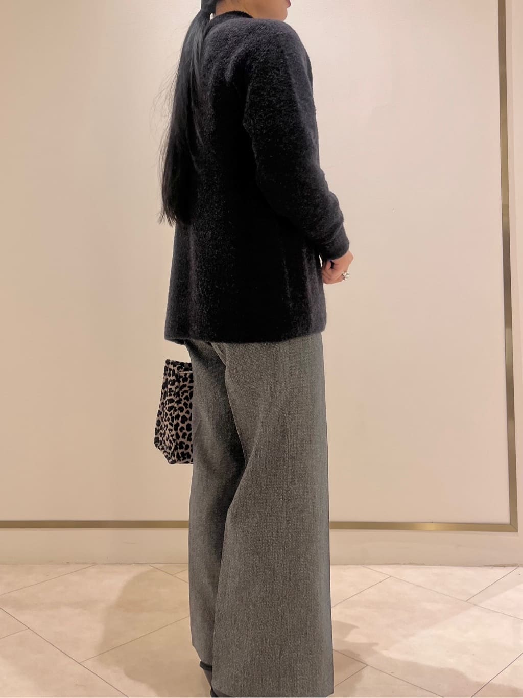 hasuさんの「INDIVI｜【ウール混ラメ素材】Vネック煌めきニット」を使ったコーディネート