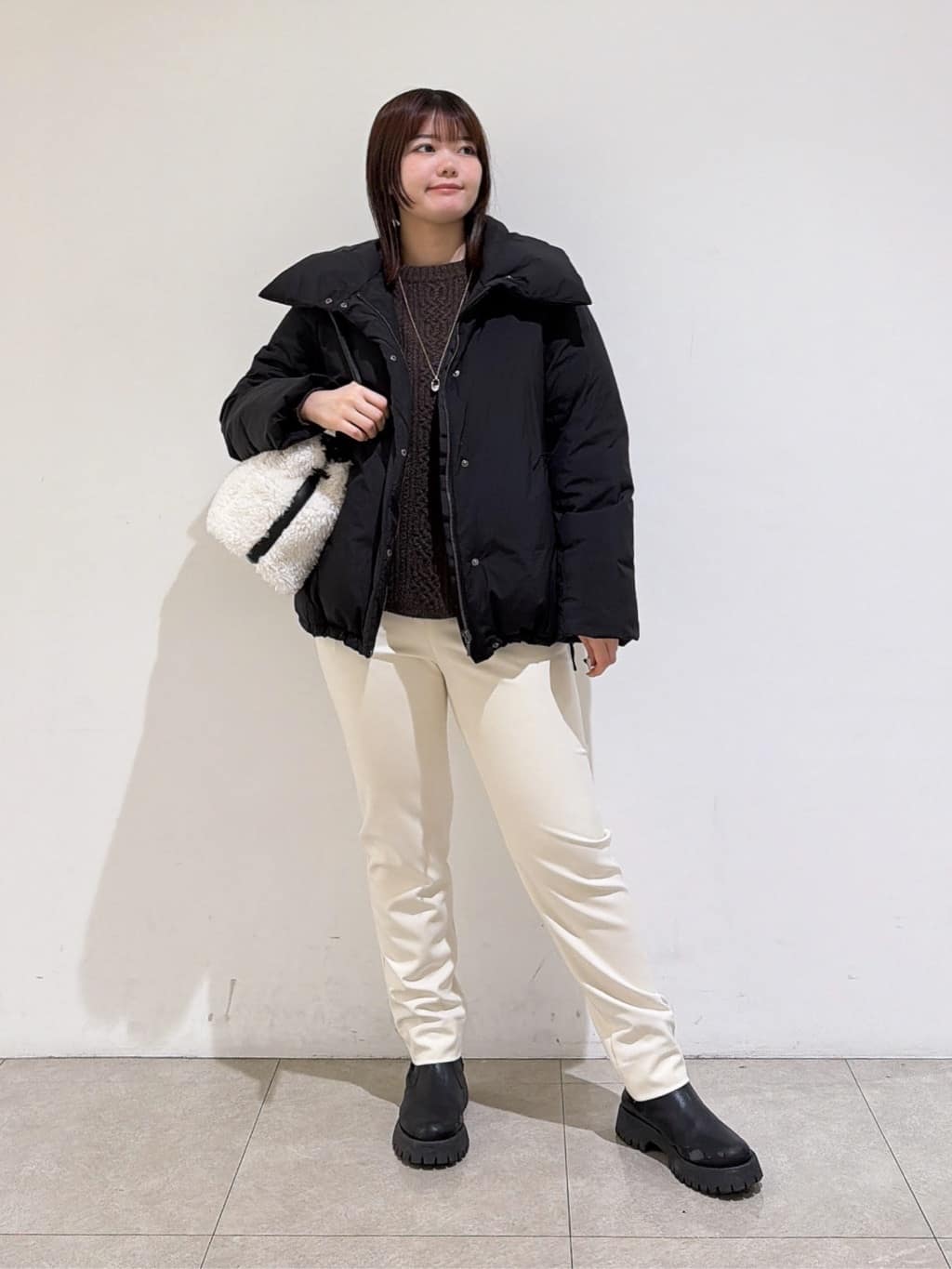 emikaさんの「INDIVI｜【撥水／洗える／デザイン衿】ステッチレス ショートダウンコート」を使ったコーディネート