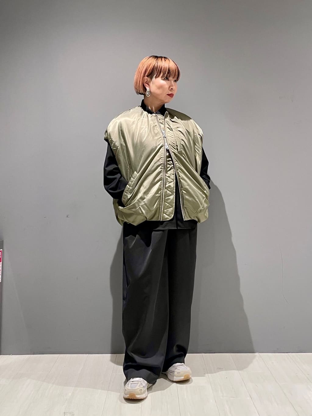 KOUさんの「INDIVI｜シャインテーパードサロペット」を使ったコーディネート
