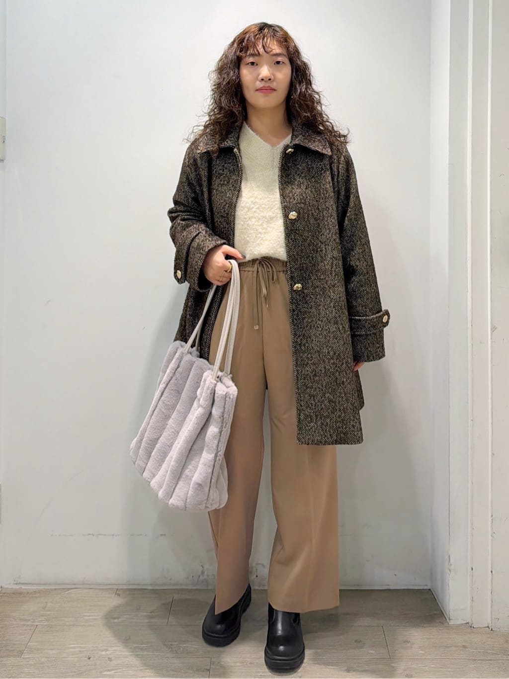 sumicaさんの「OPAQUE.CLIP｜ヘリンボーンステンカラーコート」を使ったコーディネート