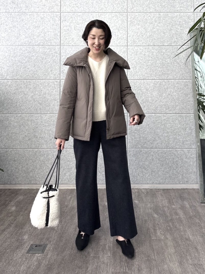 yuriさんの「INDIVI｜【撥水／洗える／デザイン衿】ステッチレス ショートダウンコート」を使ったコーディネート