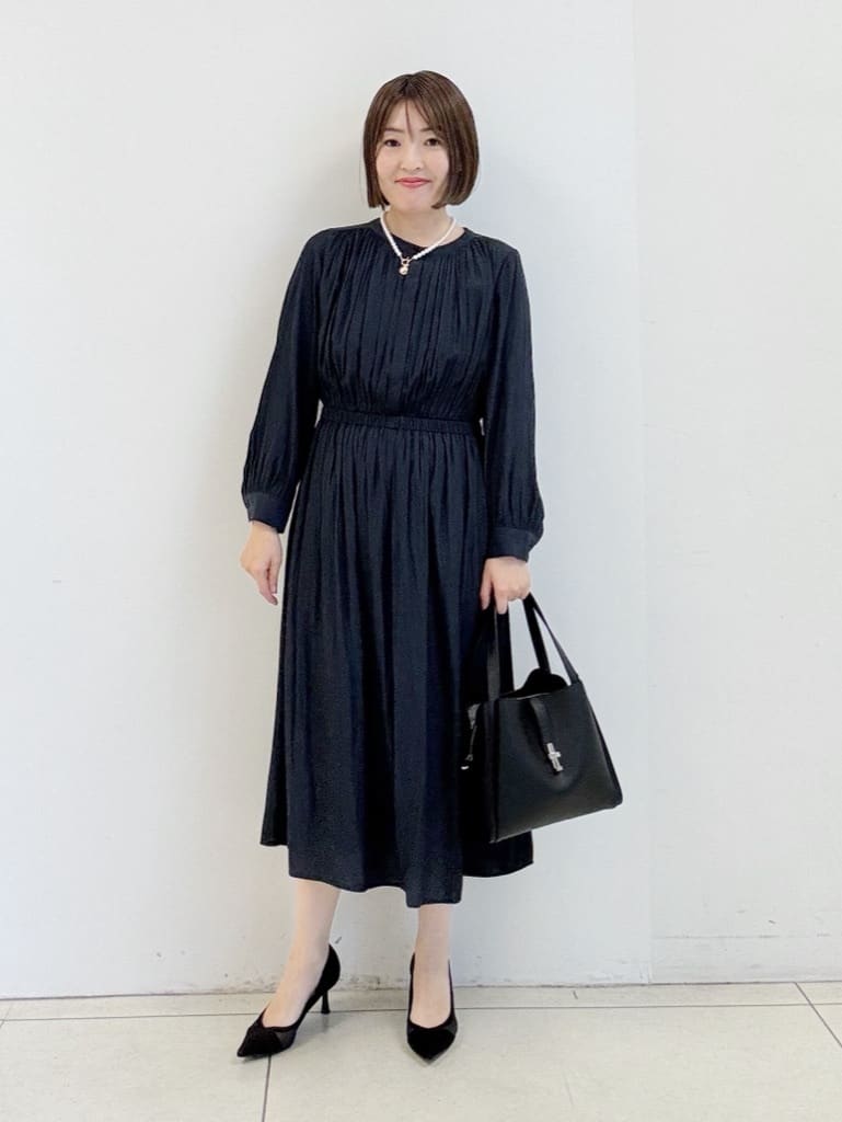 yoshiyaさんの「INDIVI｜【洗える】ギャザーフレアワンピース」を使ったコーディネート