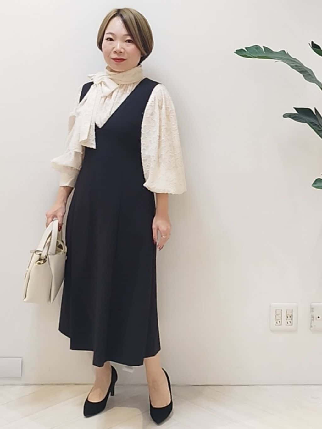 s u g iさんの「UNTITLED｜【Aライン/ワンピース】Vネックジャンパースカート」を使ったコーディネート