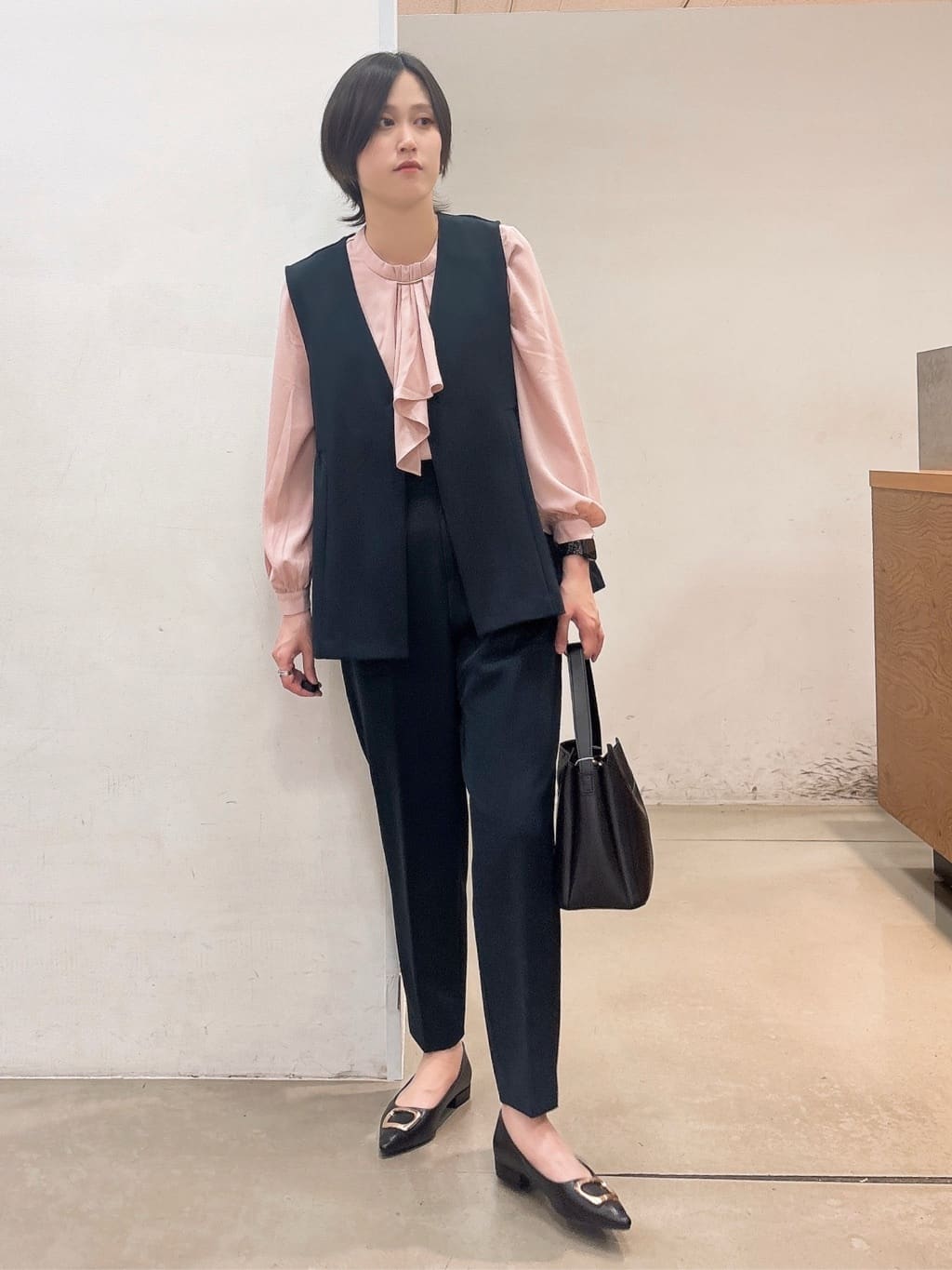 しばさんの「THE SHOP TK｜【通勤・きちんと見えに】ダブルクロス ペプラムジレ/セットアップ可」を使ったコーディネート