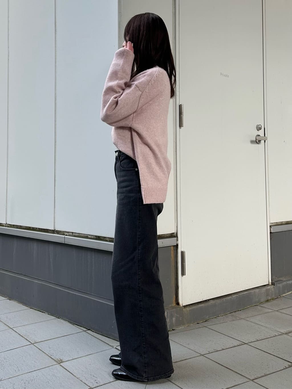 makiさんの「OPAQUE.CLIP｜リラクシークルーネックニット【洗濯機OK】」を使ったコーディネート