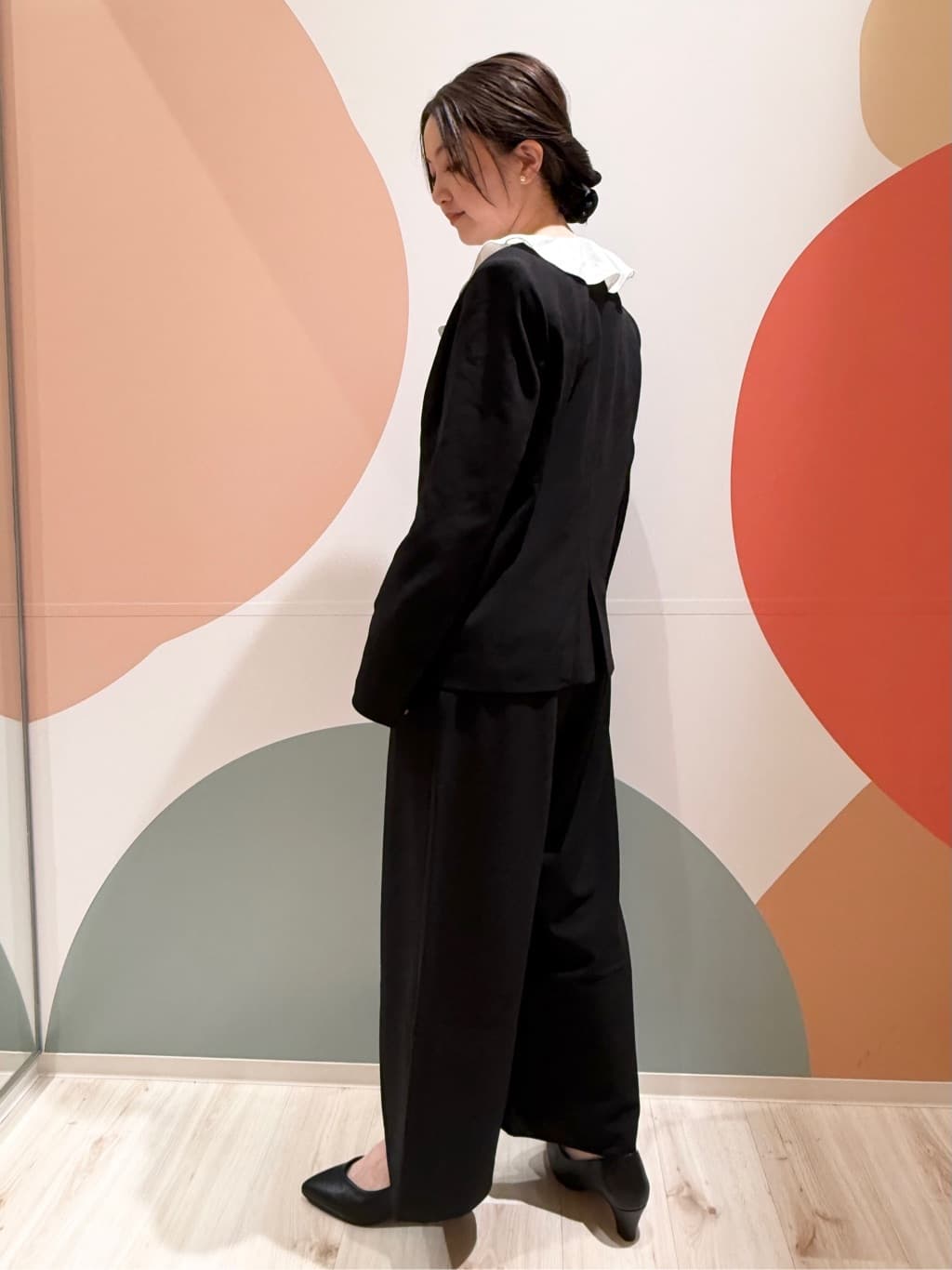 長女さんの「SHOO･LA･RUE｜【洗濯機可/セットアップ可/S-3L】きちんと楽に。カットジョーゼットノーカラージャケット」を使ったコーディネート