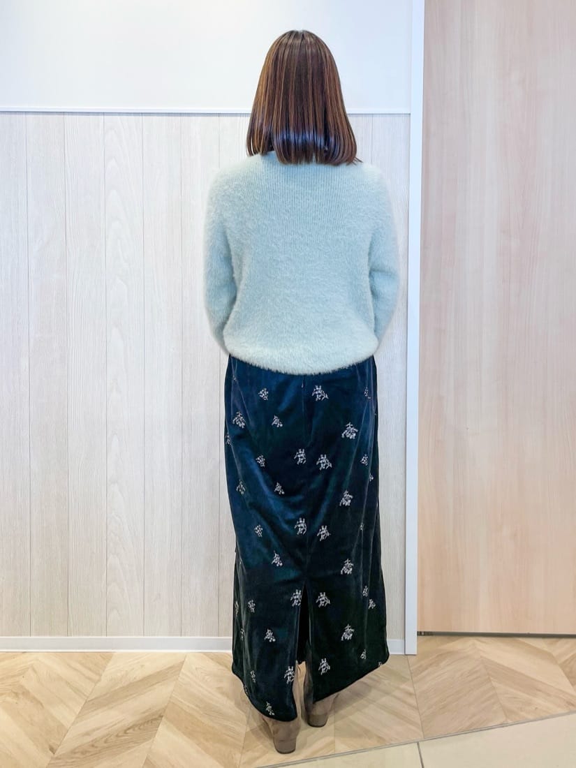 tomoさんの「SHOO･LA･RUE｜【S-LL】きらっと華やか ふんわりラメフェザーニット」を使ったコーディネート