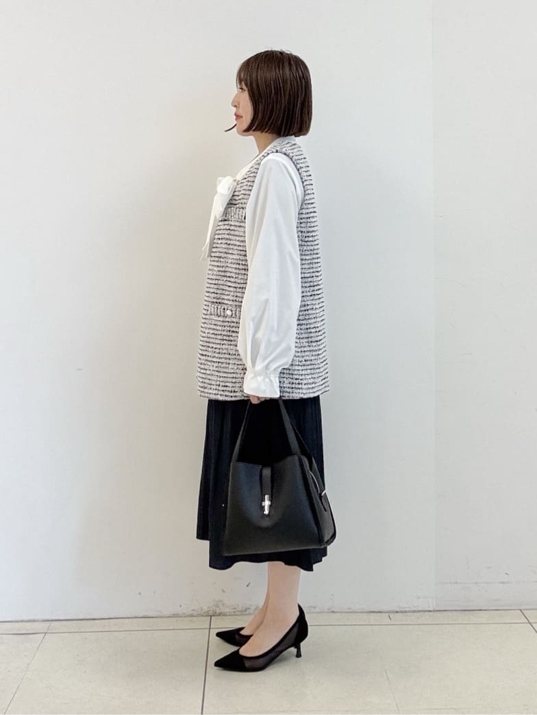yoshiyaさんの「INDIVI｜【合皮／ミドルサイズ】春カラーフォルムバッグ」を使ったコーディネート