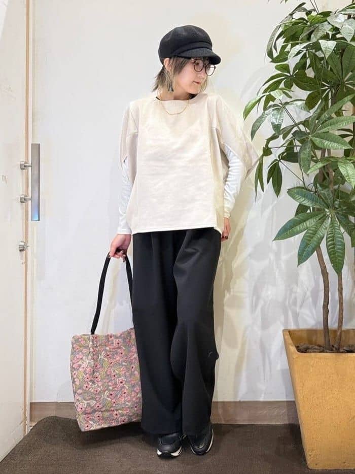 misakiさんの「SHOO･LA･RUE｜【体型カバー/2点セット】ポンチョ風 スエードライクトップス+ロンT」を使ったコーディネート
