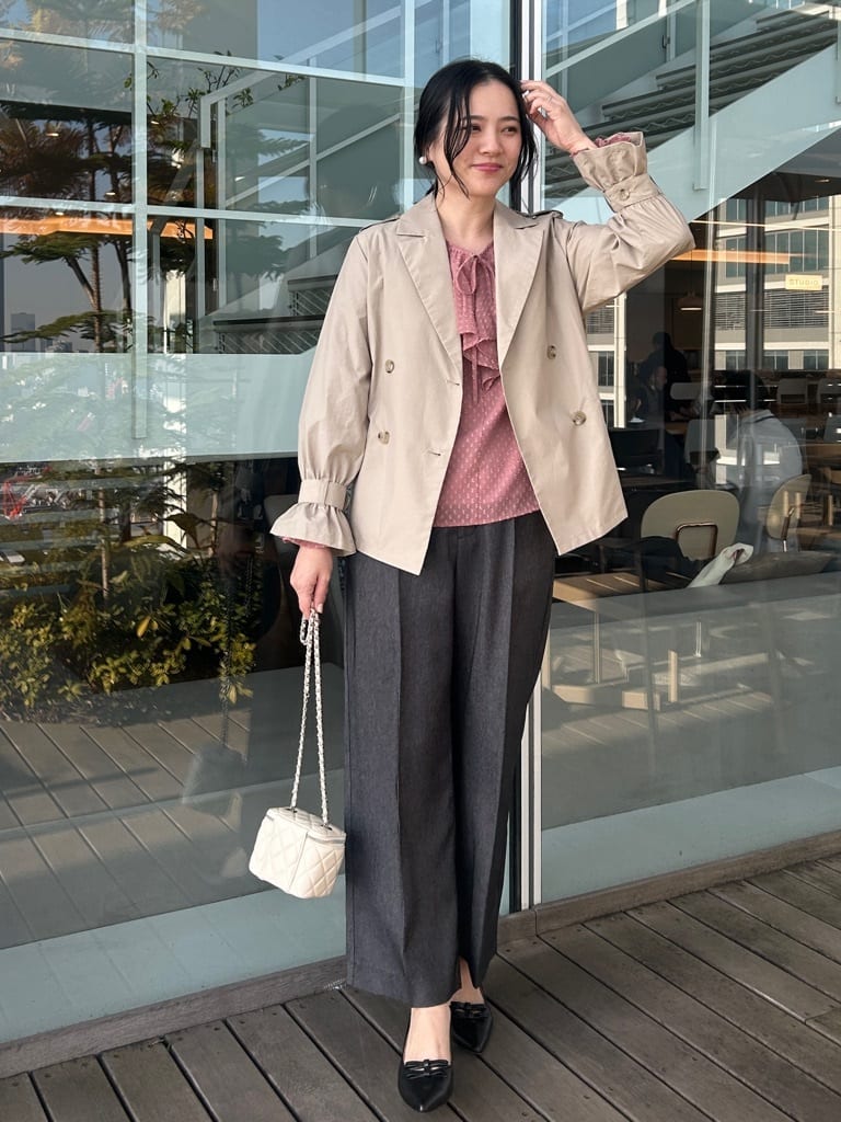 shinoさんの「Couture brooch｜【撥水・洗える】ハーフ トレンチコート」を使ったコーディネート