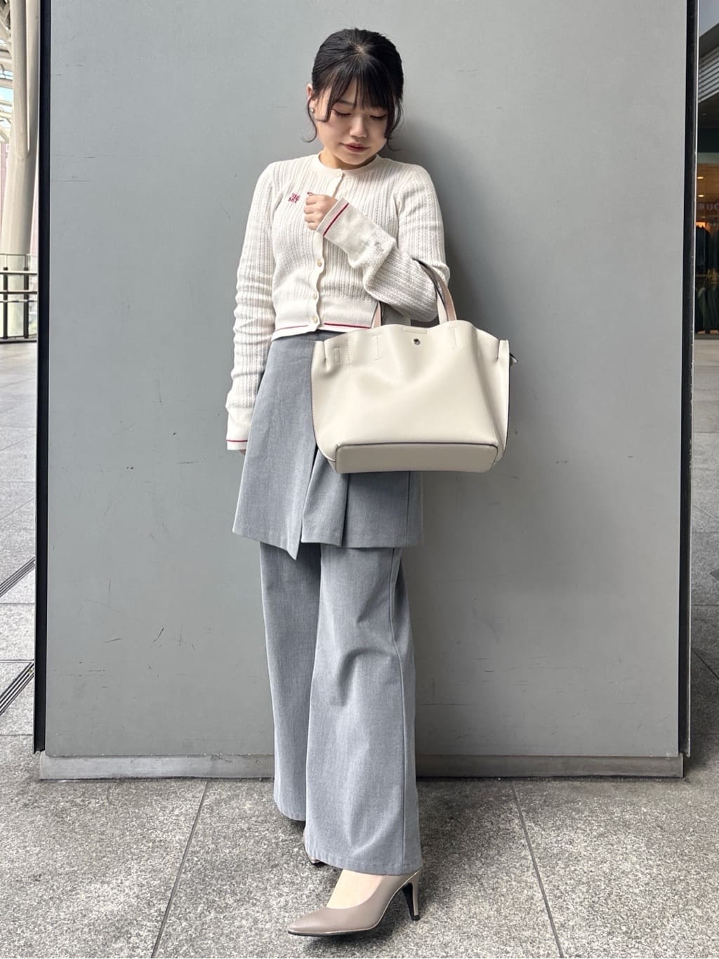 まっきーさんの「ESPERANZA｜【12時間パンプス】約7.5㎝　歩きやすくて疲れにくい」を使ったコーディネート