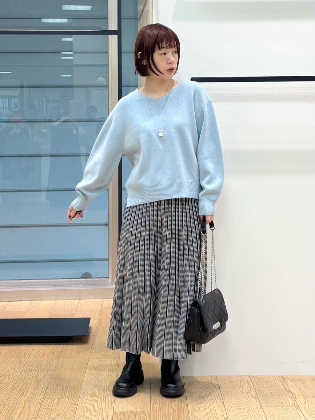 asamiさんの「INDIVI｜【洗える／カシミヤ混】ミドルゲージVネックニット」を使ったコーディネート