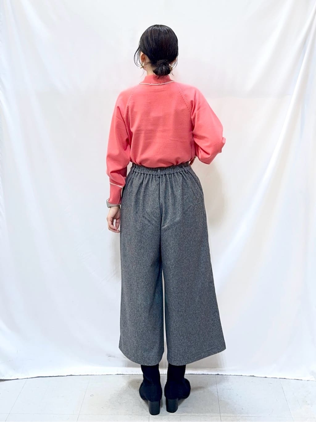 𝐇𝐢𝐫𝐨𝐦𝐢さんの「SHOO･LA･RUE｜【高レビュー】ウエストゴムで穿きやすい　ガウチョパンツ」を使ったコーディネート