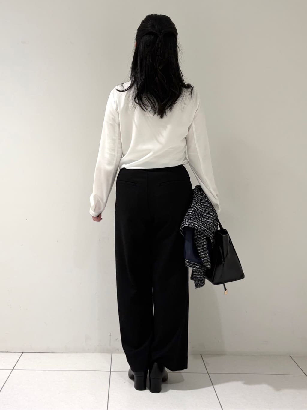 momokoさんの「INDIVI｜【褒められパンツ／ウール混】ウォームウール ワイドパンツ」を使ったコーディネート