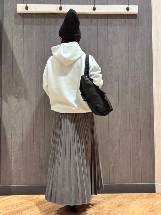 meiさんの「SHOO･LA･RUE｜【セットアップ可/S-LL/なめらかタッチ】選べる3柄 ロゴ入りプルパーカ」を使ったコーディネート
