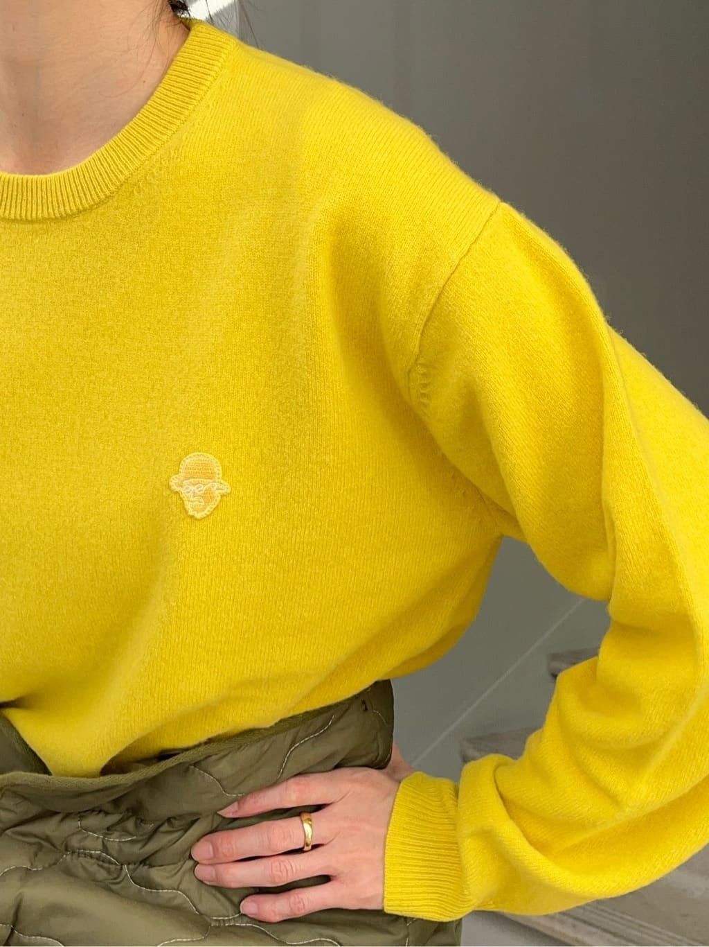 神野（jinno）さんの「TAKEO KIKUCHI｜【Air Palette Knit】ワンポイント カラーニット プルオーバー」を使ったコーディネート
