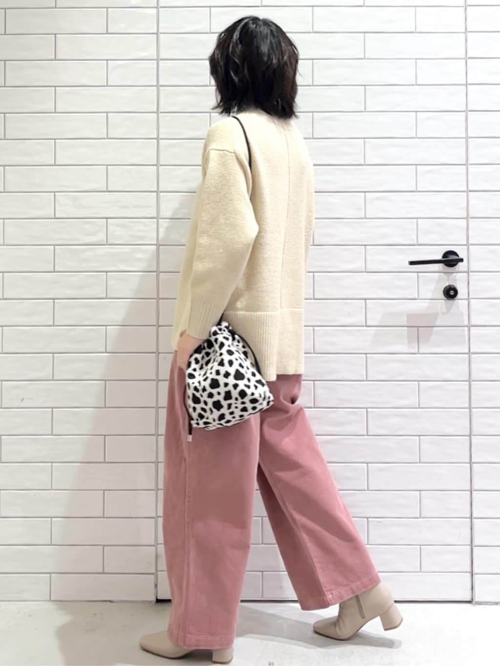 しおりさんの「OPAQUE.CLIP｜コーデュロイタックワイドパンツ【洗濯機OK】」を使ったコーディネート