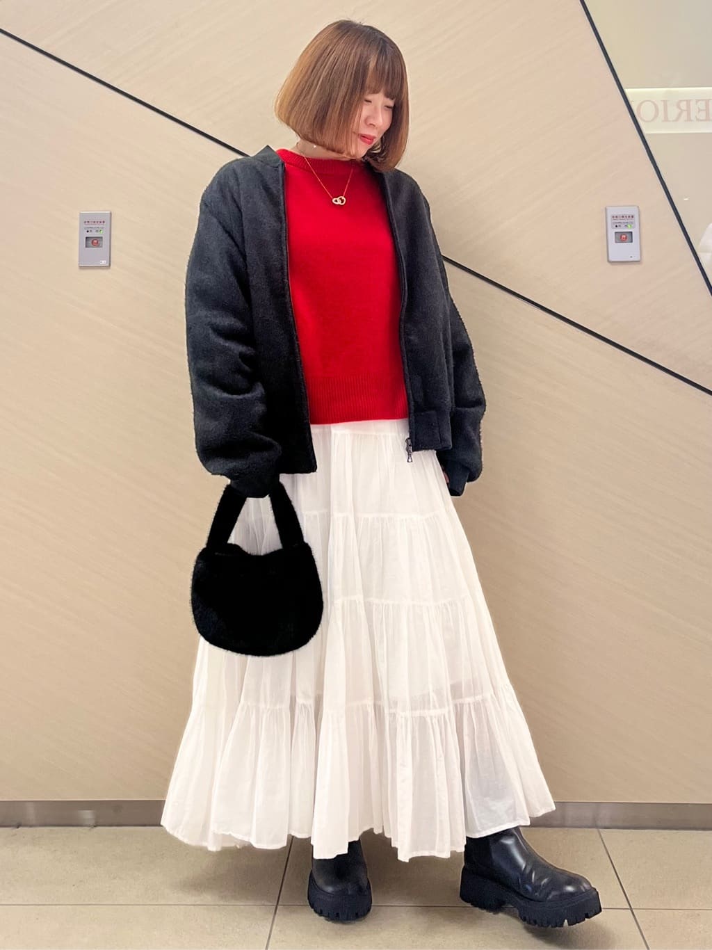 yahataさんの「DRESSTERIOR｜◆コンパクトフェイクファーバッグ」を使ったコーディネート