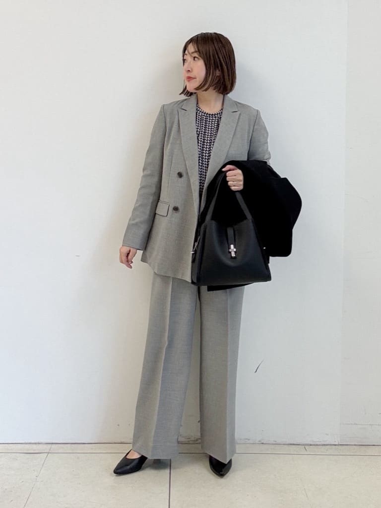 yoshiyaさんの「INDIVI｜【ラム革／美脚／通勤】レザーパンプス」を使ったコーディネート